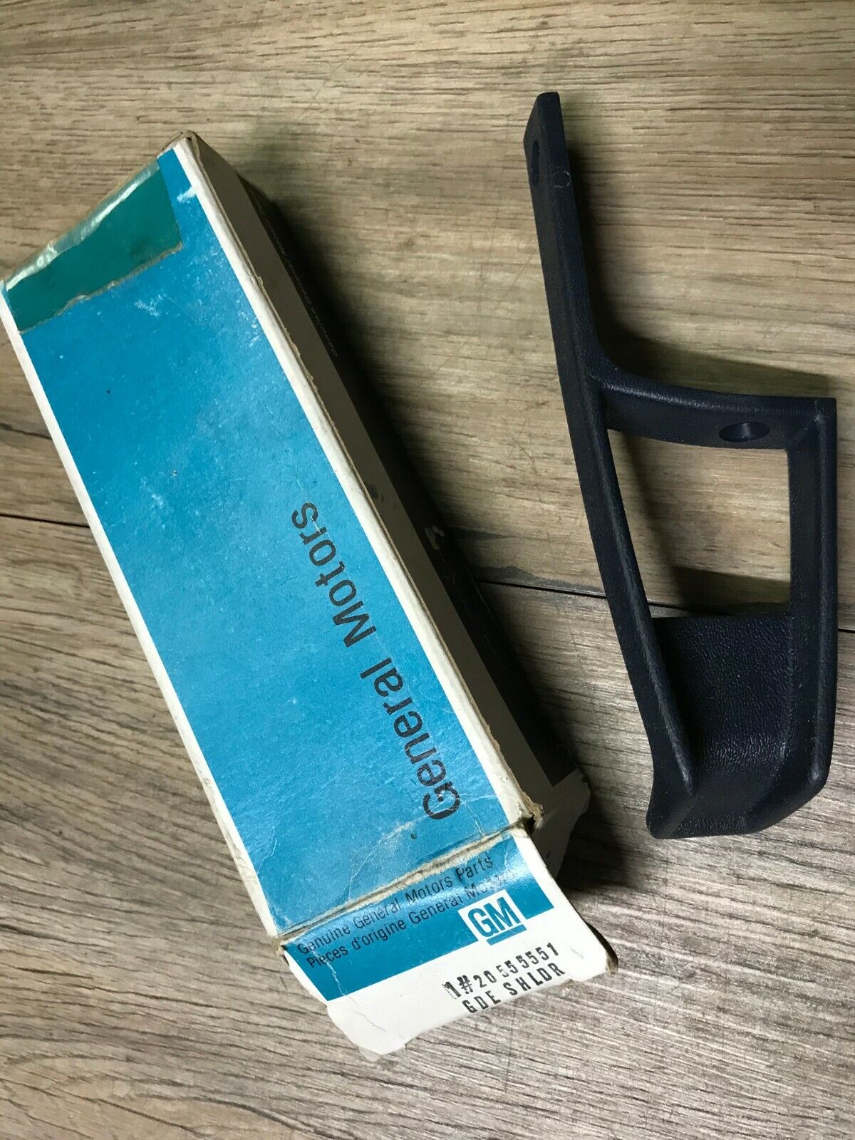 1982-1988 CHEVROLET MONTE CARLO G BODY NOS GM BLUE SEAT BELT GUIDE 20555551