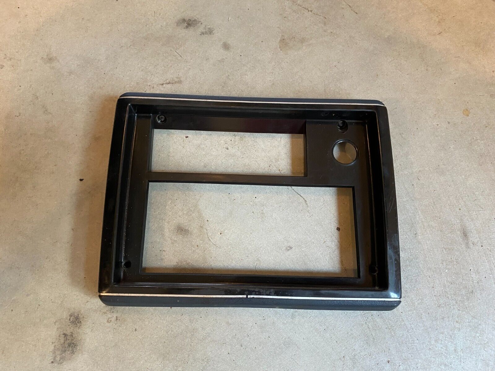 86-88 CHEVROLET EL CAMINO MONTE CARLO CABALLERO RADIO BEZEL G BODY